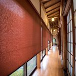 和風庭園広がる縁側に和柄ロールスクリーン